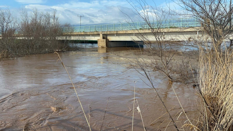Turgutlu'da sağanak nedeniyle Gediz Nehri taştı, yollar kapandı, metruk ev yıkıldı