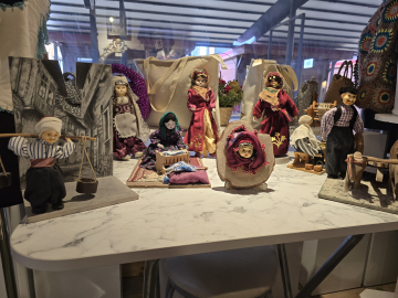 Enkazdan çıkardığı bez bebeklerini anı olarak saklıyor