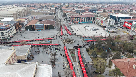Binlerce Erzincanlıdan bayrak yürüyüşü