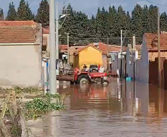 Salihli'de sağanak sonrası köprü yıkıldı, yollar kapandı (2)