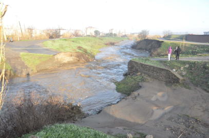 Salihli'de sağanak sonrası köprü yıkıldı, yollar kapandı