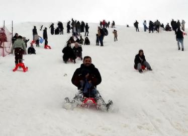 Kar Festivali'nde kızak, kayak ve şambrellerle kaydılar / Ek fotoğraflar