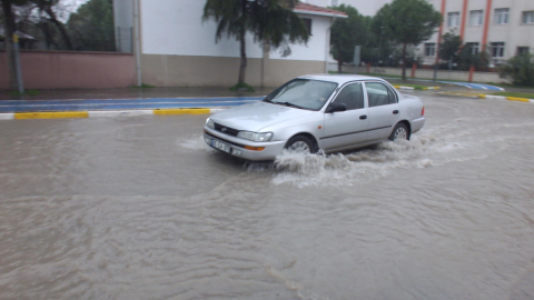 Burhaniye'de sağanak nedeniyle yollar göle döndü, tarım arazilerini su bastı