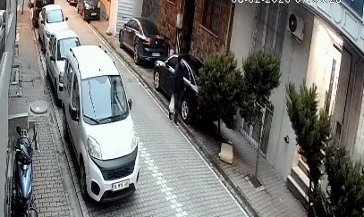 İstanbul- Esenyurt’ta kaldırıma park edilen bazı araçları çizdi