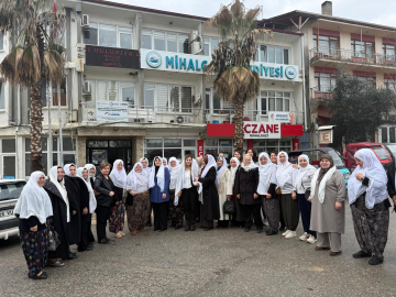 AK Parti'li kadınlar geleneksel kıyafetler giyip, Zeynep Akgün'e destek verdi