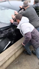 İstanbul- Çekmeköy'de gişelerde beton bariyere çarpan otomobilin sürücüsü yaralandı