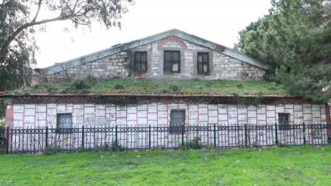 İstanbul- Fatih'teki tarihi Tur-i Sina Manastırı'nın duvarları çatladı, çevresi çöple dolu