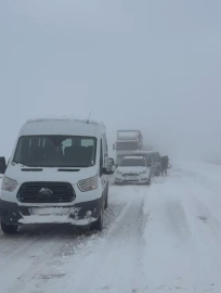 Ağrı-Doğubayazıt kara yolunda kar ve tipi;  araçlar yolda kaldı