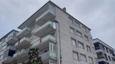 İstanbul - Küçükçekmece'de istinat duvarı yıkıldı; 5 katlı bina tahliye edildi-1