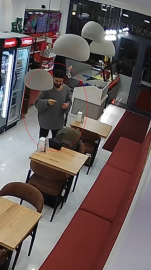 Çiğ köfte dükkanında sipariş ettiği dürüme sakal kılı koydu