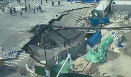 Çin'de metro inşaatı sırasında yol çöktü