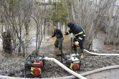 Sivas'ta yağmur ve kar suları taşkınlara yol açtı, evleri su bastı