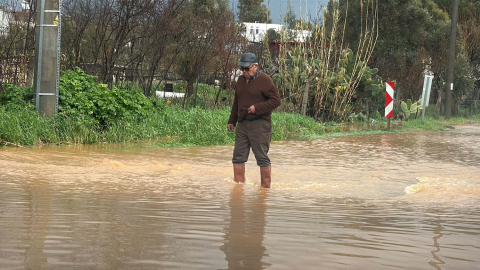 Bodrum'da sağanak; yollar trafiğe kapandı, iş yerlerini su bastı