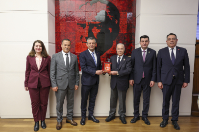 Özgür Özel, şehit ve gazi derneklerinin temsilcileriyle bir araya geldi