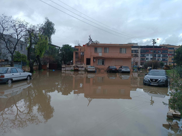 İzmir'de sağanak; yollar su doldu, esnaf mağdur oldu (2)
