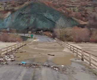 Diyarbakır’da yağış sonrası dere taştı, köprü su altında kaldı