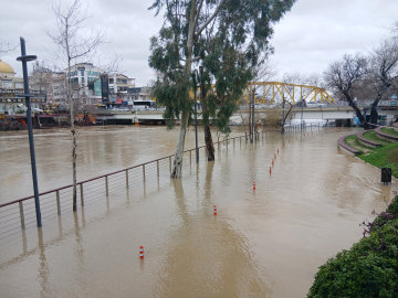 Antalya'yı sağanak vurdu; 7 ilçede okullar tatil edildi (4)
