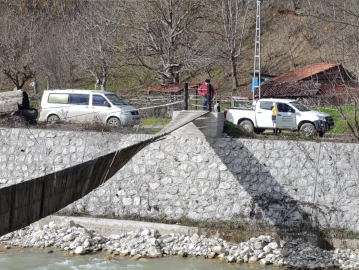 Üzerinde bulundukları asma köprü, kuvvetli rüzgar nedeniyle ters döndü: 2 yaralı