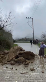 Mahalle yolu heyelan nedeniyle ulaşıma kapandı