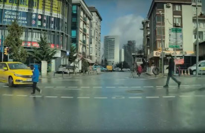 İstanbul-Ümraniye’de yolun karşısına geçmek isteyen çocuğa taksi çarptığı anlar kamerada