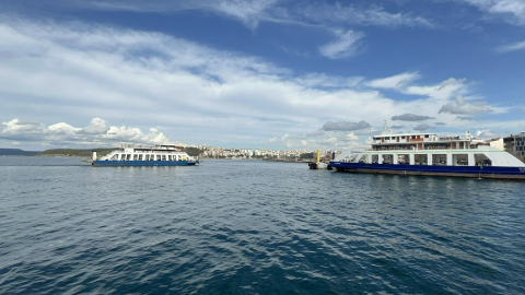 Bozcaada ve Gökçeada'da feribot seferlerine 'fırtına' engeli