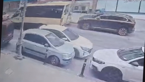 İstanbul- Gaziosmanpaşa’da otomobil, park halindeki 2 araca çarpıp kaçtı