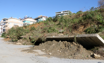 Alanya'da toprak kayması kamerada