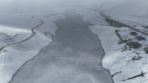 Yüksekova'daki Dilimli Baraj Gölü’nün yüzeyi kısmen buz tuttu
