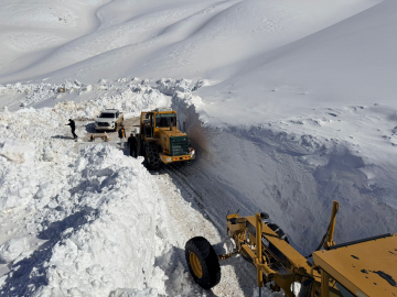 3 bin 300 rakımlı mezra yolunda karla mücadele sürüyor