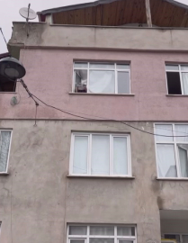 İstanbul- Esenler'de pencereye çıkıp tencere ve tavaya vuran kadın mahalleliyi bıktırdı