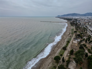 Derelerden akan sel suyu, Akdeniz’i kahverengiye bürüdü