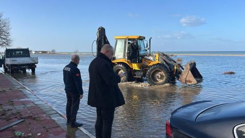 Enez'de deniz taştı; belediye ekipleri çalışma başlattı