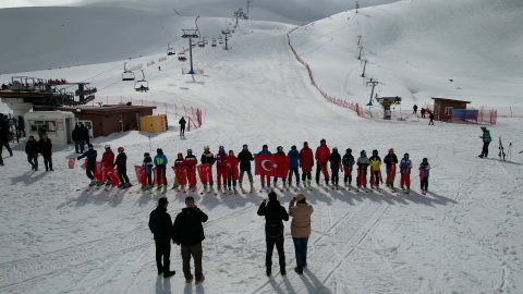 Hesarek Kayak Merkezi'nde 'pazar' yoğunluğu; kuyruklar oluştu/Ek fotoğraflar