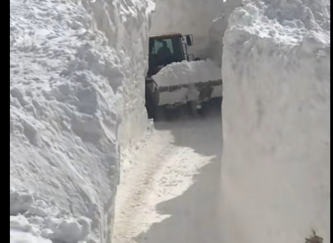 Van’da çığ düşen mahalle yolunda karla mücadele sürüyor