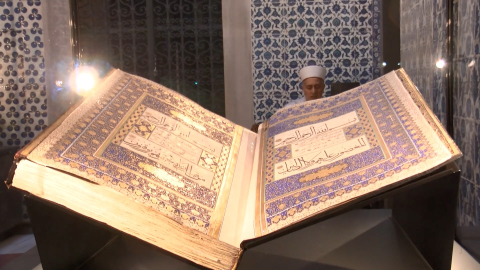 İstanbul - Osmanlı döneminin en büyük Mushafı Topkapı Sarayı'nda ilk kez sergileniyor