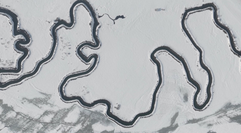 Beyaz örtüyle kaplanan Menderesler, dronla görüntülendi