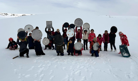 Evlerden getirdikleri tepsilerle köy merasında kaydılar