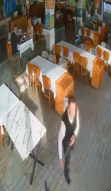 Restorana vuran dev dalganın çalışanı sürüklendiği anlar kamerada