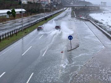 Rize'de dalgalar kayalıkları aşıp sahil yoluna ulaştı