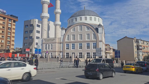 İstanbul - Cumhurbaşkanı Erdoğan cuma namazını Ataşehir’de kıldı / Görüntü eklendi