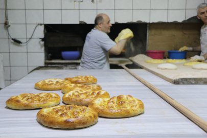 Fırın ustalarının 300 derece sıcakta pide mesaisi