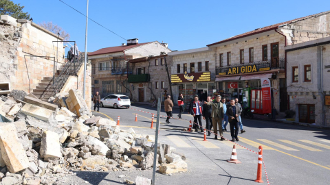 Nevşehir’de tarihi caminin istinat duvarı çöktü; o anlar kamerada