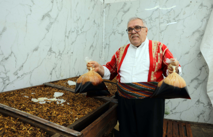 Fırat Nehri kenarında ağaçlardan toplanıp yapılan şerbete ramazan ilgisi
