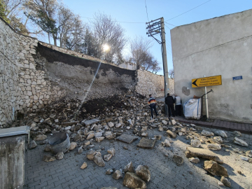 Niğde Kalesi'nin istinat duvarı çöktü