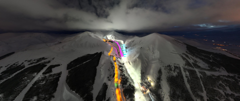 Palandöken'de iftar sonrası rengarenk pistlerde kayak