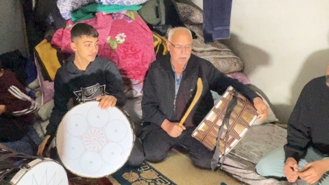 İstanbul -Gaziantep'ten Avcılar'a gelip 43 yıldır ramazan davulu çalıyor; geleneği torunu sürdürüyor