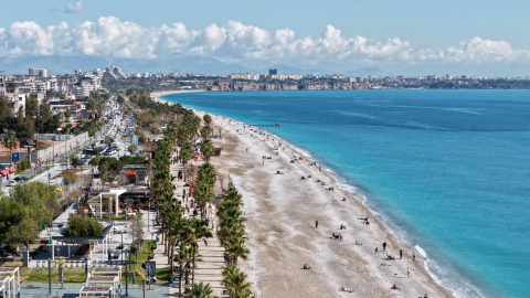 Antalya'da güneşi gören sahile koştu