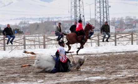 Çamurlu sahada bata çıka cirit