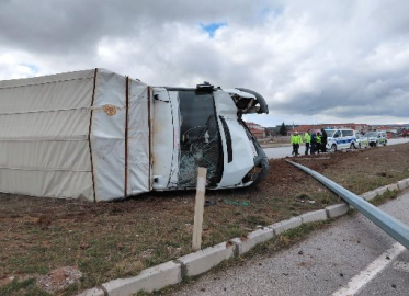 Büyükbaş yüklü kamyonet devrildi; 3 yaralı