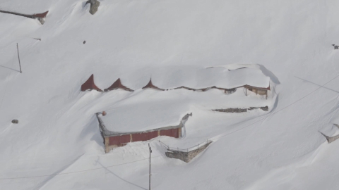 Yaylada kar kalınlığı 3 metreyi aştı; evler kayboldu